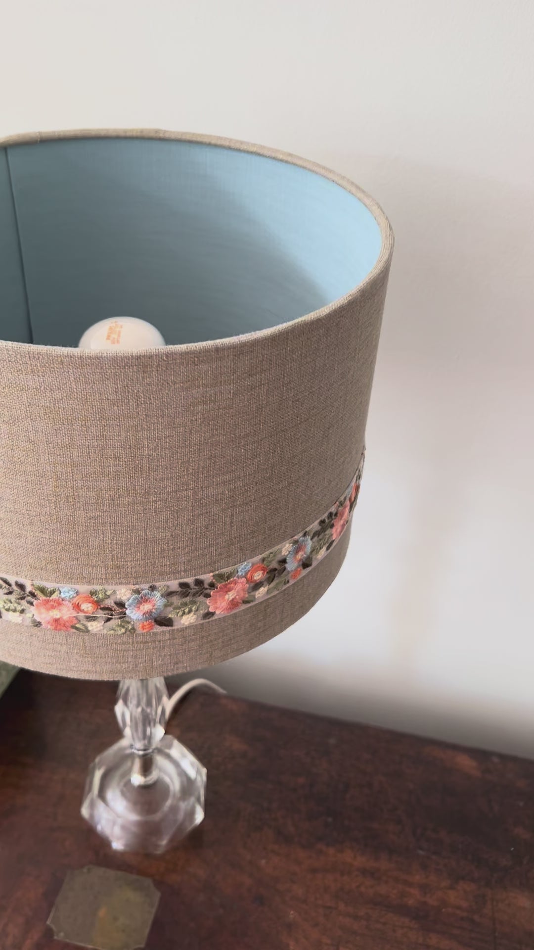Short video of gold fleck linen shade